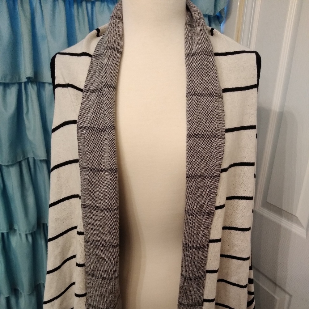 Flowy Sleeveless Sweater cover - Picture 5 of 6